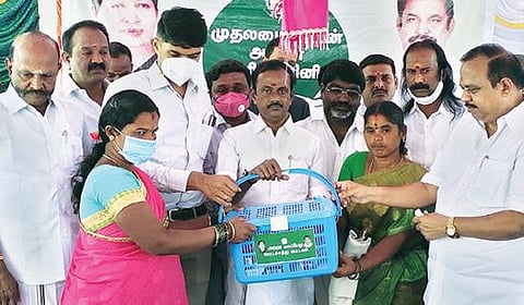 தி.மலை அடுத்த ஆடையூர் கிராமத்தில் அம்மா மினி கிளினிக்கை திறந்து வைத்து பெண் ஒருவருக்கு மகப்பேறு ஊட்டச்சத்து பெட்டகத்தை வழங்கிய அமைச்சர் சேவூர் எஸ்.ராமச்சந்திரன். அருகில், ஆட்சியர் சந்தீப் நந்தூரி உள்ளிட்டோர்.