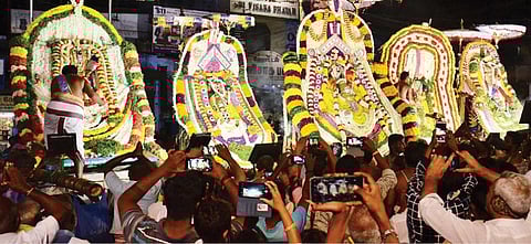 திருநெல்வேலி டவுனில் நேற்று முன் தினம் இரவு 5 கருட சேவை நிகழ்ச்சி நடைபெற்றது. இங்குள்ள 5 கோயில்களில் இருந்து கருடவாகனங்களில் பெருமாள் எழுந்தருளிய காட்சியை ஏராளமானோர் தரிசித்தனர். படம்: மு.லெட்சுமி அருண்.