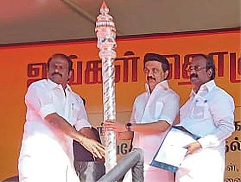 உளுந்தூர்பேட்டையில் நடைபெற்ற  ‘உங்கள் தொகுதியில் ஸ்டாலின்’ நிகழ்ச்சியில் திமுக தலைவர் ஸ்டாலினுக்கு கள்ளக்குறிச்சி திமுக மாவட்ட பொறுப்பாளர்களான வசந்தம் கார்த்திக்கேயன் (தெற்கு),  உதயசூரியன் (வடக்கு) ஆகியோர் வெள்ளிச் செங்கோல் வழங்குகின்றனர்.