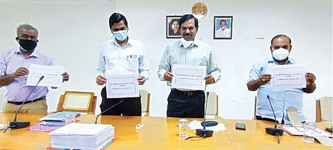 ராணிப்பேட்டை மாவட்டத்துக்கான வரைவு துணை வாக்குச்சாவடி பட்டியலை நேற்று வெளியிட்ட மாவட்ட ஆட்சியர் கிளாட்ஸ்டன் புஷ்பராஜ்.