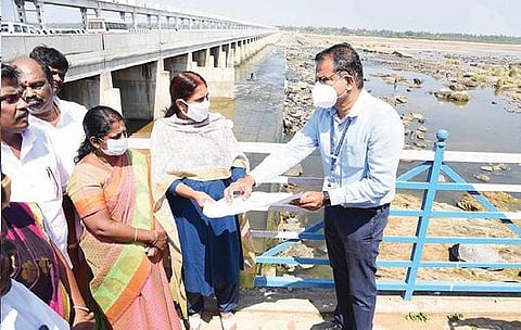 கரூர் மாவட்டம் மாயனூர் காவிரி கதவணையில் புனரமைப்புப் பணிகள் மேற்கொள்ளப்பட உள்ள பகுதி வரைபடத்தை நேற்று பார்வையிடுகிறார் ஆட்சியர் சு.மலர்விழி. உடன், எம்எல்ஏ ம.கீதா, திருச்சி கோட்ட காவிரி ஆறு பாதுகாப்பு செயற்பொறியாளர் கண்ணன் உள்ளிட்டோர்.