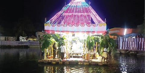 சங்கரன்கோவிலில் தெப்பத் திருவிழா நடைபெற்றது. (வலது) சிறப்பு அலங்காரத்தில் சங்கர நாராயண சுவாமி,  கோமதி அம்பாள்.