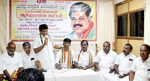 திருநெல்வேலி வண்ணார்பேட்டையில் நடைபெற்ற தமாகா மாணவரணி ஆலோசனை கூட்டத்தில், அணியின் மாநில பொதுச்செயலாளர் விடியல் சேகர் பேசினார். படம்: மு.லெட்சுமி அருண்.