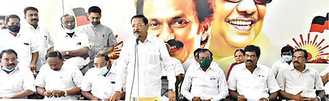 ஈரோடு திமுக அலுவலகத்தில் வழக்கறிஞர்கள் ஆலோசனை மையத்தை கட்சியின் அமைப்புச் செயலாளர் ஆர்.எஸ்.பாரதி எம்பி திறந்து வைத்துப் பேசினார்.