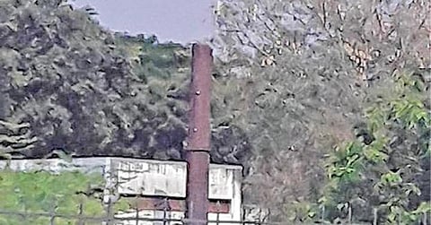 சிவகங்கையில் மானாமதுரை சாலையில் உள்ள எரிவாயு தகன மேடை புகைப்போக்கி சேதமடைந்துள்ளது.