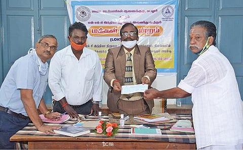 கடலூரில் நடைபெற்ற மக்கள் நீதிமன்ற அமர்வில் என்எல்சி இந்தியா நிறுவனத்திற்கு தனது நிலத்தை வழங்கியவருக்கு கூடுதல் இழப்பீட்டுத் தொகையை ஓய்வுபெற்ற மாவட்ட தலைமை நீதிபதி சித்தார்த் வழங்கினார். அருகில் என்எல்சி இந்தியா நிறுவன நிலத்துறை தலைமைப் பொது மேலாளர் லட்சுமி காந்த ராவ்.