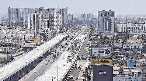 சென்னை பல்லாவரம் - துரைப்பாக்கம் ரேடியல் சாலையில் நீண்ட காலமாக கட்டப்பட்டு வந்த ஈச்சங்காடு மேம்பால பணிகள் நிறைவடைந்ததையொட்டி, முதல்வர் பழனிசாமி காணொலிக் காட்சி மூலம் நேற்று தொடங்கி வைத்தார். இதையொட்டி, பாலத்தின் ஒரு வழிப் பாதையில் செல்லும் வாகனங்கள். படம்: எம்.முத்துகணேஷ்