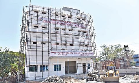 சேலம் ஆட்சியர் அலுவலக வளாகத்தில்  மின்னணு வாக்குப்பதிவு இயந்திரங்களை பாதுகாப்பாக வைக்க கட்டப்பட்டு வரும் புதிய கட்டிடம்.     படம்: எஸ்.குரு பிரசாத்