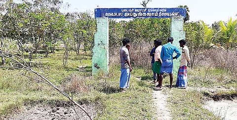 சோழதரம் அருகே புடையூர் கிராமத்தில் உள்ள ஊராட்சி பூங்கா பராமரிப்பு இன்றி உள்ளது.