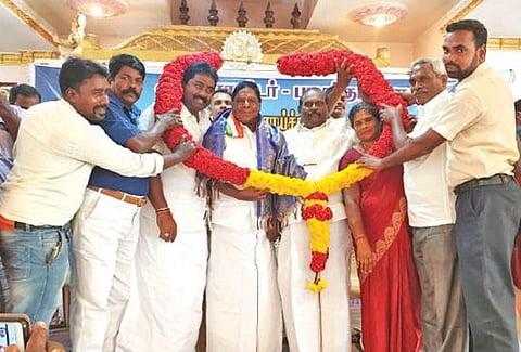 தவளக்குப்பத்தில் நடந்த நிகழ்ச்சியில் முதல்வர் நாராயணசாமி, அமைச்சர் கந்தசாமி ஆகியோரை பாராட்டி மாலை அணிவிக்கப்பட்டது.