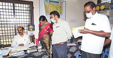 கடலூர் அருகே உள்ள இரண்டாயிரம் விளாகம் தொடக்க வேளாண் கூட்டுறவு சங்கத்தில் தமிழ்நாடு மாநில கூட்டுறவு வங்கியின் பதிவாளர் சக்தி சரவணன் ஆய்வு மேற்கொண்டார். அருகில் கடலூர் மண்டல இணைப்பதிவாளர் நந்தகுமார், கடலூர் மத்திய கூட்டுறவு வங்கியின் மேலாண் இயக்குநர் இளஞ்செல்வி.