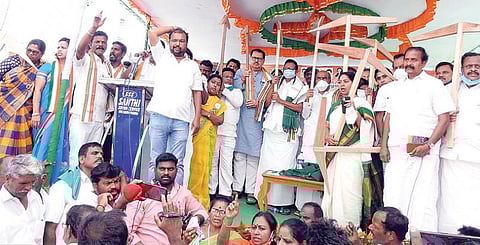 தமிழக மகளிர் காங்கிரஸ் சார்பில் நேற்று திருவள்ளூர் மாவட்டம், கும்மிடிப்பூண்டி பஸ் நிலையம் எதிரே ஏர் கலப்பை போராட்டம் நடைபெற்றது. இதில், அகில இந்திய காங்கிரஸ் செயலாளர்கள் சஞ்ஜய் தத், சிரிவெல்ல பிரசாத், சி.டி. மெய்யப்பன்,  தமிழக காங்கிரஸ் தலைவர் கே.எஸ்.அழகிரி, தமிழக காங்கிரஸின் முன்னாள் தலைவர் கே.வீ.தங்கபாலு உள்ளிட்டோர் பங்கேற்றனர்.