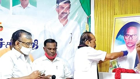 திருநெல்வேலியில் நடைபெற்ற மதிமுக தேர்தல் நிதி வழங்கும் விழாவில், கவிஞர் குடியரசுவின் உருவப்படத்துக்கு அஞ்சலி செலுத்தும் வைகோ. பின்னணியில் உள்ள பதாகையில் அவரது மகன் துரை வையாபுரியின் படம் இடம்பெற்றிருந்தது.