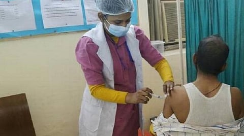 கரோனா தடுப்பூசி 2-வது டோஸ் பெற ஆர்வம் காட்டாத முன்களப் பணியாளர்கள்: 10-ல் ஒருவரே பெற்றதாக மத்திய அரசு தகவல்