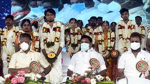 முதல்வர் கே.பழனிசாமி, துணை முதல்வர் ஓ.பன்னீர்செல்வம், உள்ளாட்சித்துறை அமைச்சர் எஸ்.பி.வேலுமணி உள்ளிட்டோர்.