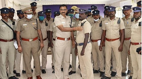 தூத்துக்குடி மாவட்ட காவல் துறையினருக்கு உடலில் அணியும் நவீன கேமிராக்களை எஸ்பி எஸ்.ஜெயக்குமார் வழங்கினார்.