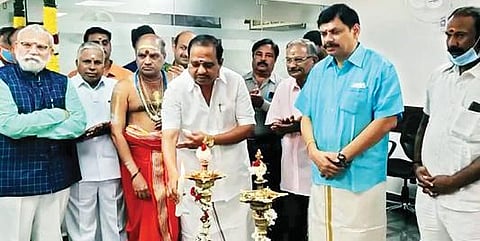 திருவண்ணாமலை அடுத்த வேங்கிக்காலில் டிஎன்சி சிட்ஸ் நிறுவனத்தின் 32-வது கிளையை திறந்து வைத்து குத்து விளக்கு ஏற்றிய முன்னாள் அமைச்சர் அக்ரி எஸ்.எஸ்.கிருஷ்ணமூர்த்தி.