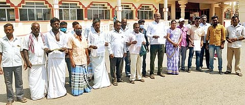 ஆதிதிராவிடர் மற்றும் பழங்குடியினர் நலத் துறை மூலம் நடத்தப்பட்ட 42 சமையலர் பணிக்கான நேர்காணலை ரத்து செய்யக் கோரி தி.மலை மாவட்ட ஆட்சியரிடம் மனு அளித்துவிட்டு வந்த தலித் விடுதலை இயக்கத்தினர். அடுத்த படம்: தி.மலை ஆட்சியர் அலுவலகத்துக்கு மனு அளிக்க வந்த மூதாட்டி மீனாட்சியிடம் இருந்து மண்ணெண்ணெய் பாட்டிலை பறிமுதல் செய்த காவல் துறையினர்.