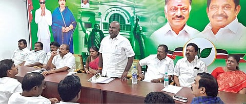 திருநெல்வேலியில் நடைபெற்ற அதிமுக ஆலோசனை கூட்டத்தில் பேசுகிறார் அமைச்சர் உதயகுமார். படம் மு. லெட்சுமி அருண்