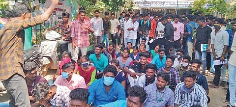 கடலூர் பெரியார் அரசு கல்லூரி மாணவர்கள் வகுப்புகளை புறக்கணித்து போராட்டத்தில் ஈடுபட்டனர்.