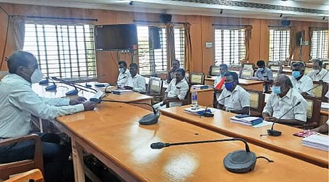 விழுப்புரம் ஆட்சியர் அலுவலகத்தில், துணை வாக்குச்சாவடி மையங்கள் அமைப்பது தொடர்பாக அரசியல் கட்சிப் பிரதிநிதிகளுடன் ஆலோசனை கூட்டம் நடந்தது.