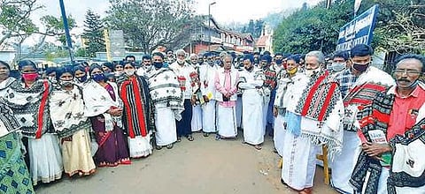 ஆட்சியர் அலுவலகத்தை பழங்குடியினர் முற்றுகை