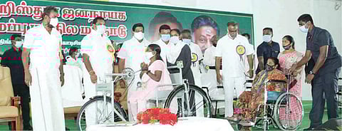 கோவை கொடிசியா அரங்கில் நேற்று நடைபெற்ற தமிழக கிறிஸ்துவ ஜனநாயகக் கூட்டமைப்பு மாநில மாநாட்டில் மாற்றுத்திறனாளிகளுக்கு சக்கர நாற்காலி வழங்கிய முதல்வர் பழனிசாமி. உடன், அமைச்சர் எஸ்.பி.வேலுமணி உள்ளிட்டோர்.