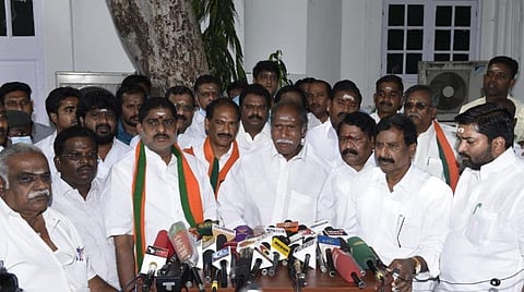 செய்தியாளர்களை சந்திக்கும் ரங்கசாமி.