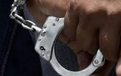 திருப்புவனம் அருகே திருப்பாச்சேத்தியில் பல்வேறு திருட்டு வழக்குகளில் கைதானவர்களுடன்  போலீஸார்.