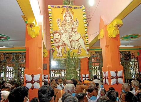 திண்டுக்கல் கோட்டை மாரியம்மன் கோயில் திருவிழாவை முன்னிட்டு நடைபெற்ற கொடியேற்றம்.