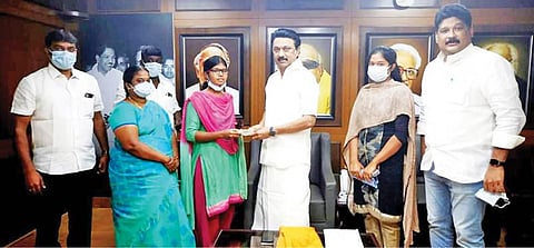 உளுந்தூர்பேட்டையில் நடைபெற்ற 'உங்கள் தொகுதியில் ஸ்டாலின்' நிகழ்ச்சியில்  தந்தையை இழந்த மகள்களுக்கு கல்வி உதவித்தொகை வழங்குவதாக கவுதமசிகாமணி எம்பி  உறுதியளித்தபடி கல்வி உதவி தொகை வழங்கும் திமுக தலைவர் ஸ்டாலின்.