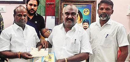 அயோத்தியில் ராமர் கோயில் கட்ட விழுப்புரம் மாவட்ட பாஜக தலைவர் கலிவரதனிடம் நிதி அளிக்கும் செஞ்சி எம்எல்ஏ மஸ்தான்.