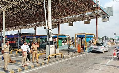 முழுமையாக நடைமுறைக்கு வந்த ‘பாஸ்டேக்’ முறையால் உளுந்தூர்பேட்டை சுங்கச்சாவடியில் வாக்குவாதத்தில் ஈடுபட்ட கனகர வாகன ஓட்டுநர்.