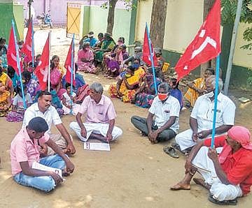 அடிப்படைப் பிரச்சினைகளைதீர்க்கக் கோரி காத்திருப்புப் போராட்டம்