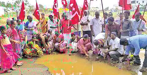 சாலைகளை சீரமைக்கக் கோரி போராட்டம்