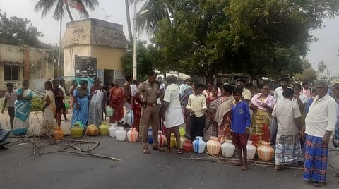 காலிக் குடங்களுடன் சாலை மறியலில் ஈடுபட்ட பொதுமக்கள்.