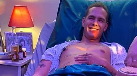 மருத்துவமனையில் படுத்திருக்கும் நபர் நிஜத்தில் யார்?- வைரலாகும் கேக் படங்கள் 