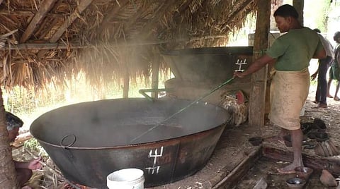 அணியாலை கிராமத்தில் வெல்லம் தயாரிக்கும் பணி நடைபெறுகிறது.