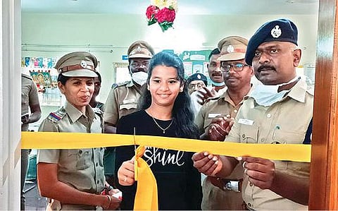 வாணியம்பாடி அனைத்து மகளிர் காவல் நிலையத்தில் குழந்தைகளுக்கான மனமகிழ் மன்றத்தை காவல் ஆய்வாளர் பிரேமாவின் மகள் திவ்யபிரீத்தா நேற்று ரிப்பன் வெட்டி திறந்து வைத்தார். அருகில், எஸ்.பி., டாக்டர். விஜயகுமார் உள்ளிட்டோர்.