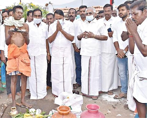 குண்டேரிப்பள்ளம் - விளாங்கோம்பை இடையே தார்சாலை அமைப்பதற்கான பணிகளை அமைச்சர் செங்கோட்டையன் பூமிபூஜை செய்து தொடங்கி வைத்தார்.