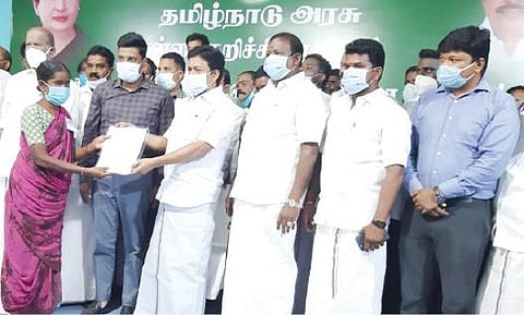 சங்கராபுரத்தில் நடைபெற்ற நிகழ்ச்சியில் ஏழைப் பெண்ணுக்கு இலவச வீட்டுமனைப் பட்டா வழங்கும் அமைச்சர் சி.வி.சண்முகம்.