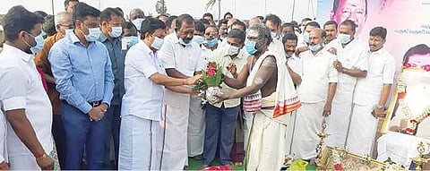 உளுந்தூர்பேட்டையில் நடைபெற்ற அடுக்குமாடி குடியிருப்புக்கான அடிக்கல் நாட்டு விழாவில் பங்கேற்ற அமைச்சர் சி.வி.சண்முகம்.