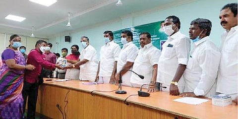 தருமபுரியில் செவித்திறன் பாதிக்கப்பட்ட மற்றும் பார்வையற்ற 210 மாற்றுத்திறனாளிகளுக்கு ரூ.27.29 லட்சம் மதிப்பில் கைபேசிகளை உயர்கல்வி, வேளாண்மைத்துறை அமைச்சர் கே.பி.அன்பழகன் வழங்கினார்.