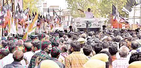 திருநெல்வேலி மாவட்டம் வள்ளியூரில் முதல்வர் பழனிசாமியின் பிரச்சார கூட்டத்தில் திரண்டிருந்த மக்கள். படம்: மு.லெட்சுமி அருண்