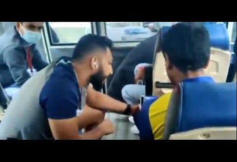 தான் ஏலத்தில் எடுக்கப்பட்டதை பார்த்துக் கொண்டிருக்கும் ஷாருக் கான்