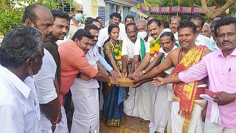 சிவகங்கை அருகே வளையராதினிப்பட்டியில் அமைச்சர் ஜி.பாஸ்கரன் தலைமையில் பள்ளி கட்டிடத்திற்கான பூமிபூஜை நடந்தது. அருகில் ஆட்சியர் பி.மதுசூதன் ரெட்டி.