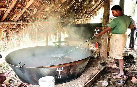 கலசப்பாக்கம் அடுத்த அணியாலை கிராமத்தில் வெல்லம் தயாரிக்கும் பணியில் ஈடுபட்டுள்ள தொழிலாளி.