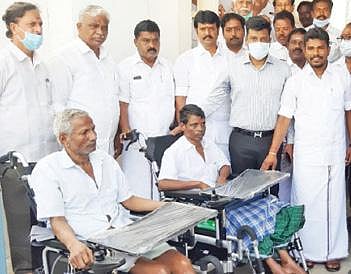 முதுகுத் தண்டுவடம் பாதித்தவர்களுக்கு அரசு வழங்கும் மின்கல நாற்காலியை வழங்கும் அ.பிரபு எம்எல்ஏ உடன் மாவட்ட ஆட்சியர் கிரண்குராலா.