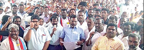 காஞ்சிபுரம் கோவிந்தவாடி அகரம் பகுதியில் பள்ளி கட்டிடம் கட்டத் தொடங்கிய இடத்திலேயே கட்டி முடிக்க வேண்டும் என்று வலியுறுத்தி ஆர்ப்பாட்டத்தில் ஈடுபட்ட விடுதலைச் சிறுத்தைகள் கட்சியினர்.