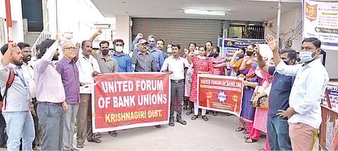 கிருஷ்ணகிரியில் பெங்களுரு சாலையில் இந்தியன் வங்கி முன்பு ஆர்ப்பாட்டத்தில் ஈடுபட்ட வங்கி ஊழியர்கள் மற்றும் அதிகாரிகள்.